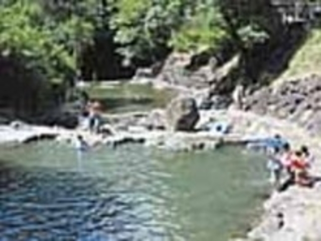 澄み切った冷たい水が流れる自然のプール_おせり自然河川プール