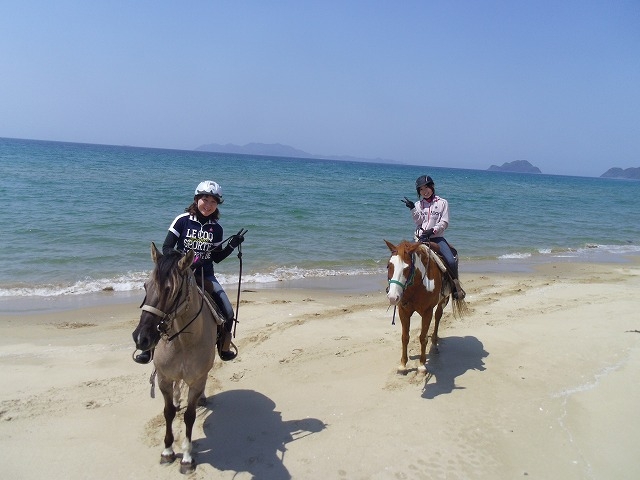 馬の上から海を眺める贅沢な時間です。綺麗な海と優しい馬たちに癒されて下さい。_カナディアンキャンプ乗馬クラブ