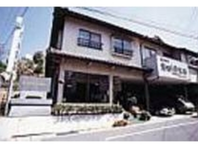 お店の入口には代々伝わる茶の由来碑がある_前田製茶