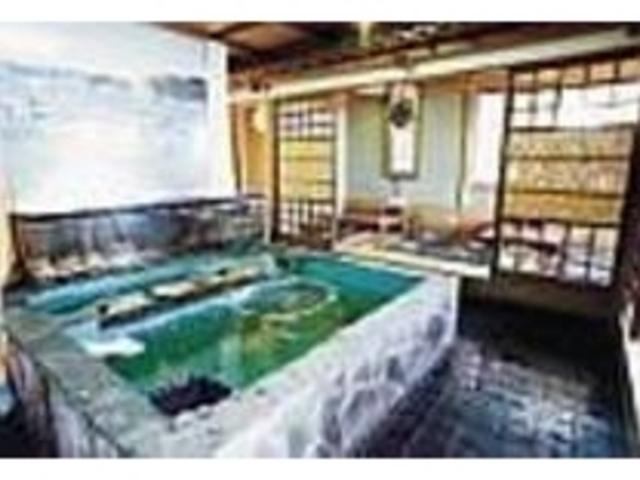 店内には、おおきな生け簀もある!_よしの家
