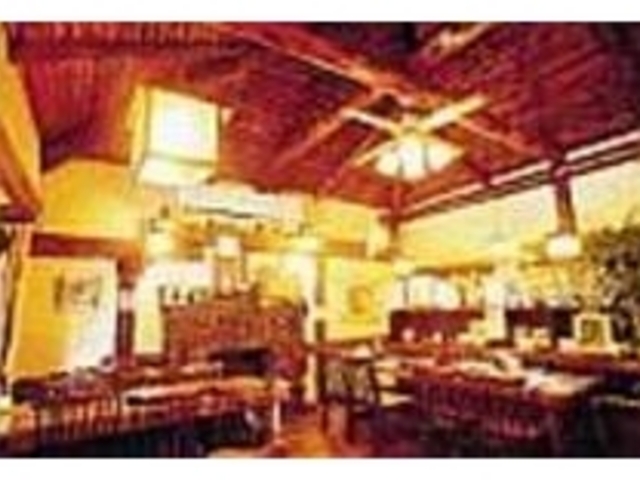 カントリー調の、落ち着いた店内だ_レストラン ララミー