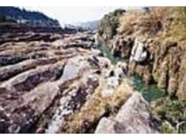 すぐ下には、佐々川がながれている_ポットホール公園