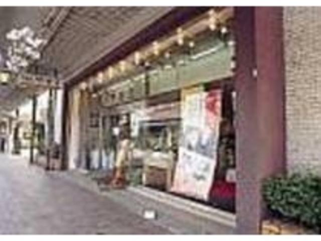 本店は駅から徒歩すぐの便利な場所にある_水田屋
