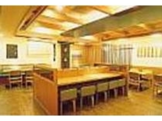テーブル席が中心なのでゆったり落ち着ける_ごはん処 東京きっちん