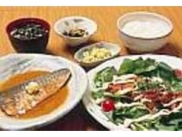 『鶏の唐揚げ南蛮定食』(手前右)ほか_ごはん処 東京きっちん