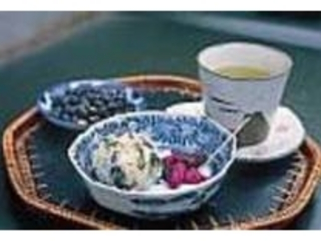 おにぎりはアツアツの握りたて。お新香付_シネマアートン下北沢カフェ