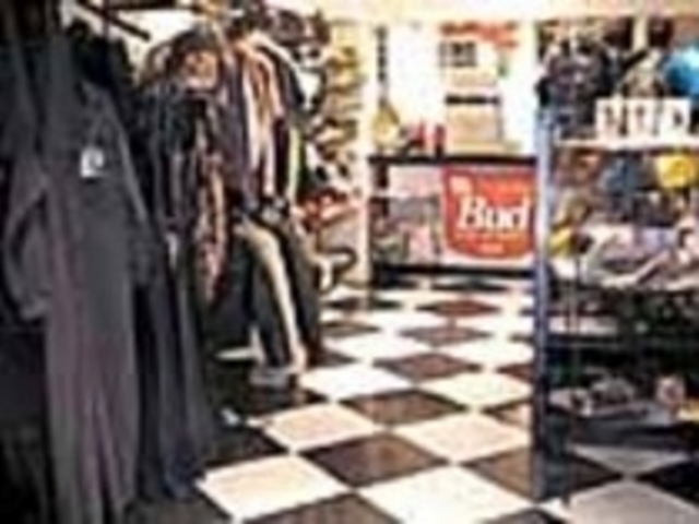 白を基調とした店内は明るくて見やすい_CROW