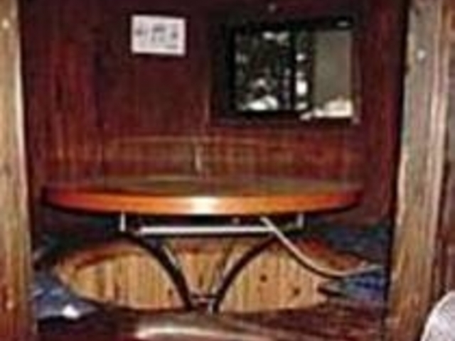 たるの中で食事を楽しめるユニークな造り_若駒