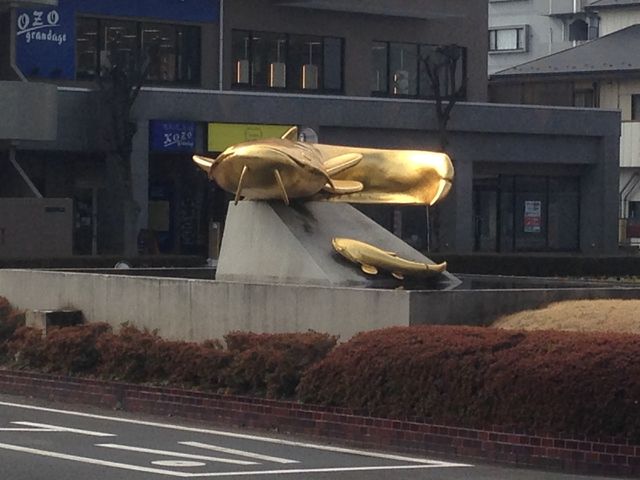 吉川駅南口 鯰モニュメント