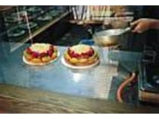 ガラス張りの厨房では人気のケーキを制作中_赤いくつpart2