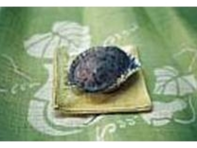 上質な小豆餡の美しい紫色に思わず驚愕!_伊勢屋