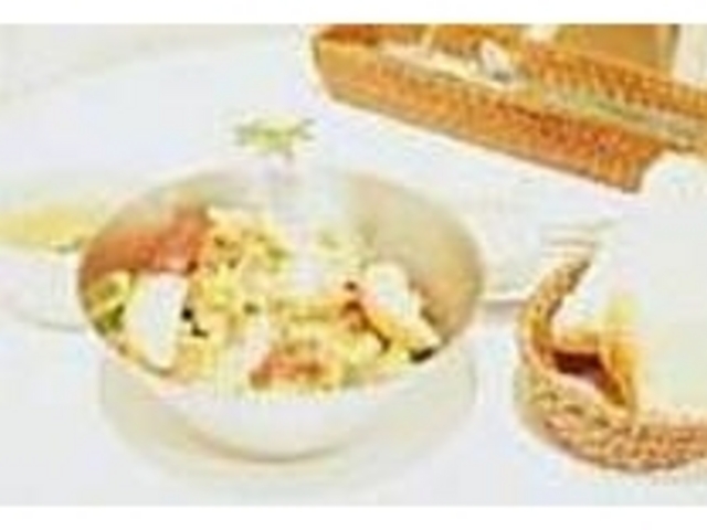 人気のサラダランチ。ボウル山盛りが嬉しい_CHAURU:SEC CAFE