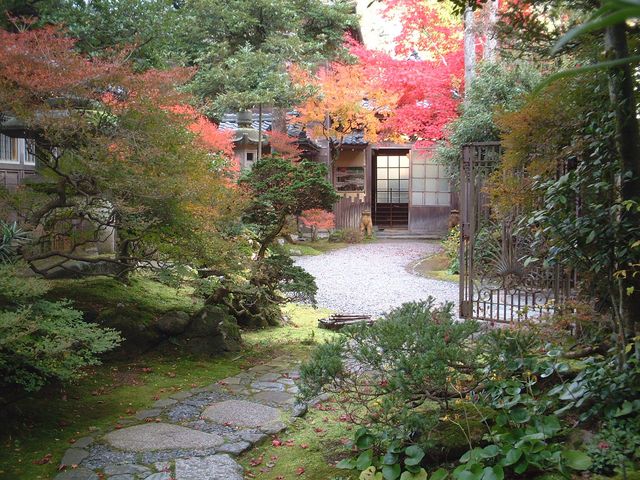 木々に囲まれた建物は県指定の有形文化財_無限庵
