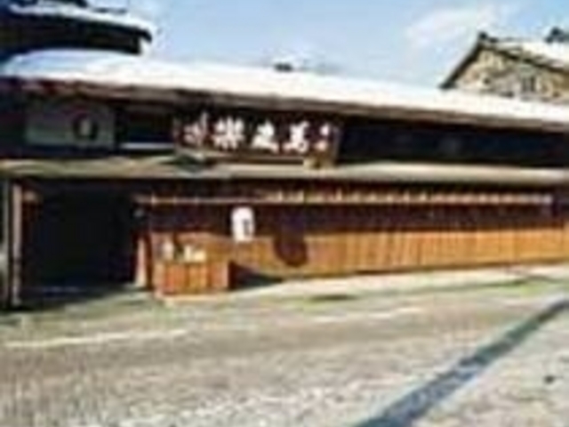 老舗の伝統を感じさせる格子造りの酒蔵_小堀酒造店
