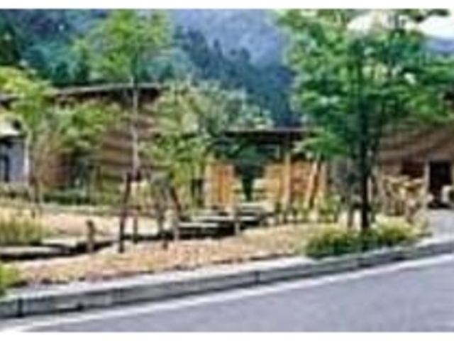 高原の傾斜を間取りに生かした木造の建物_手づくり木工館もく遊りん