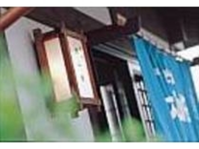 鮮やかなブルーの暖簾が揺れるそば処_そば 大山桜