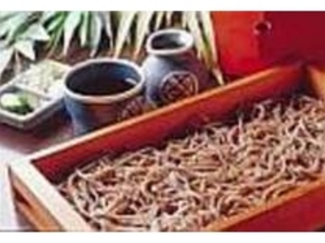 挽きぐるみなので黒っぽい『田舎もりそば』_そば処 伊右ェ門