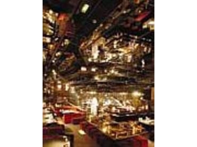 大人な雰囲気の漂う店内は天井が高く開放的_SCOTCH BANK Sendai