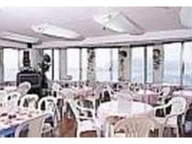 大きな窓からは江ノ島が一望できる_Cafe パノラマ