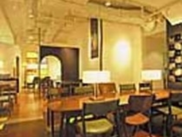 和風の中にモダンな北欧家具がなじむ店内_LOIS CAFE BASARA