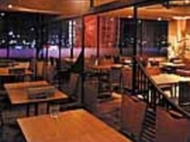 夜景が全席で楽しめるおしゃれな雰囲気_キッチン&バー シィーファー