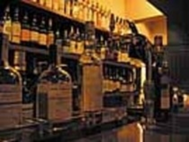 こだわりのウィスキーは常時100種類_BROWN JUG
