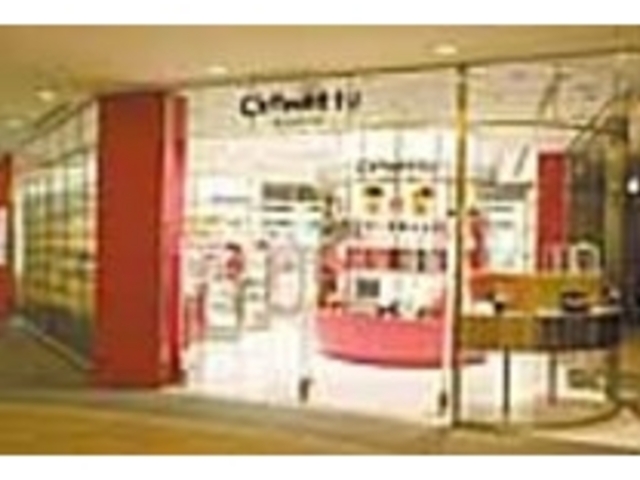 マゼンタカラーを基調にしたかわいいお店_Chomotto BEAUTE 六本木ヒルズ店