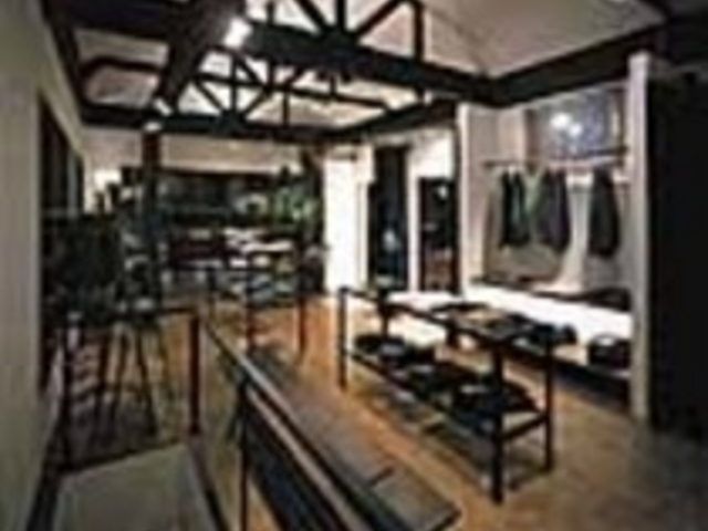 本物素材の呼吸を感じるやさしい空間の店内_Lady's Levi's Store Tokyo