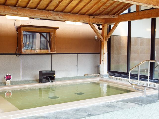 TV付きでつい長湯してしまう「ぬる湯」_天然温泉コロナの湯 小田原店