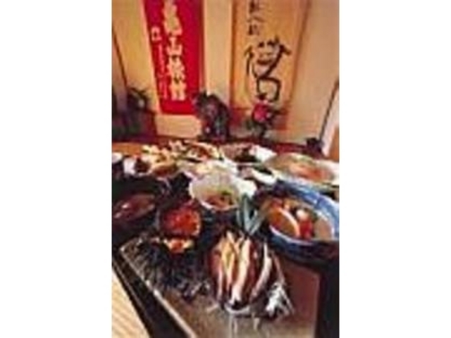 ウニやアワビなど捕れたて新鮮魚介が揃う_亀山旅館