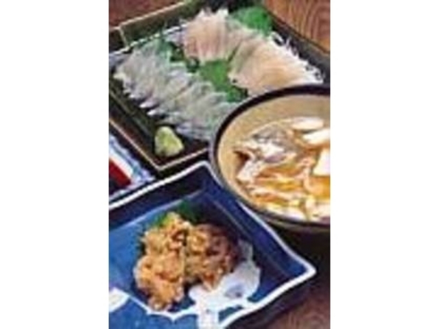 『アイナメとカレイの刺身』(上)など_活魚料理 やすらぎ