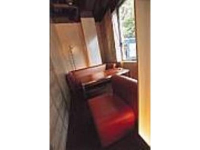 店内はゆったり寛げるソファー席が多い_RESTAURANT BAR EVA