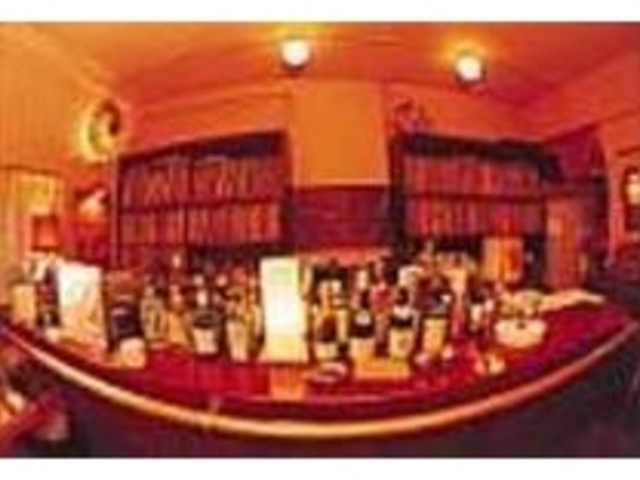 カウンターには2万枚のアナログ盤が並ぶ_rock cafe ピーターパン