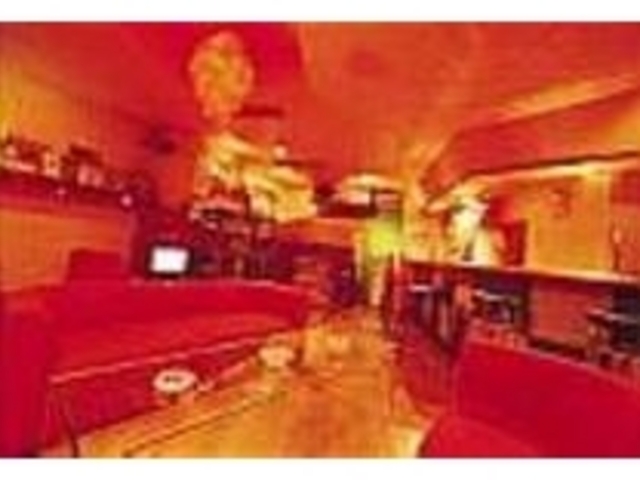 ほの暗いサロン風のレイアウトが人気だ_WALLBANGER SALON BAR