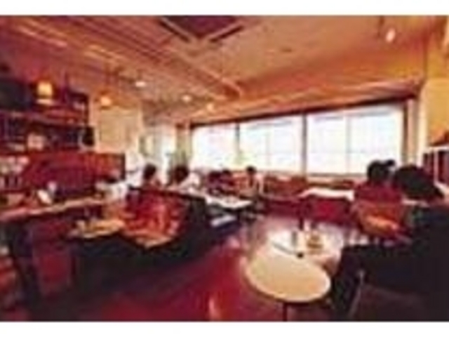 アンティークやオーダー家具が配された店内_cafe SUNNYDROPS
