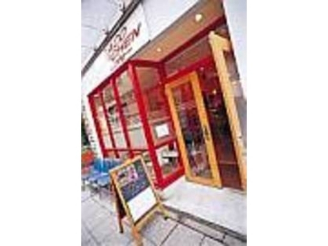 赤い柱にガラス張りが目を引く外観_カフェ・タコキッチン