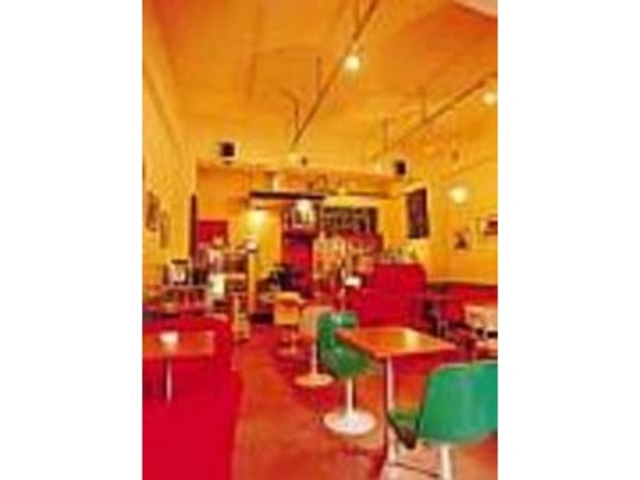 店内にはモダンなデザインの椅子がいっぱい_カフェ・タコキッチン