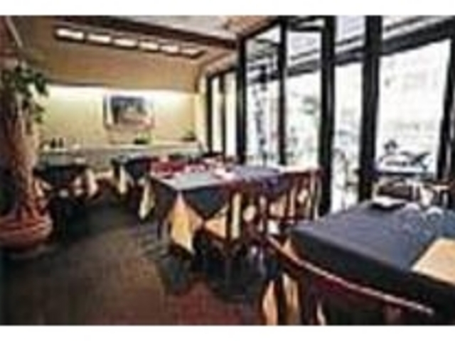 シックな雰囲気の店内は窓が大きく明るい_エル・エラ