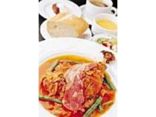 ボリューム満点の『日替わりランチ』_CAFE de la PRESSE