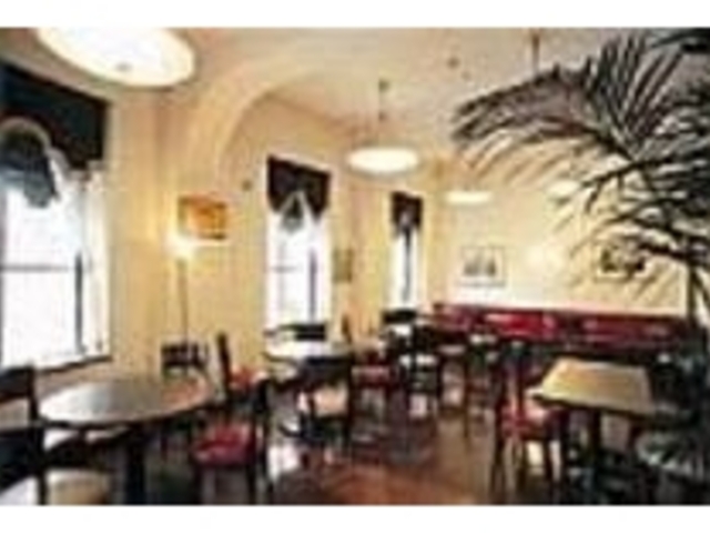 パリ風のカフェをイメージした内装_CAFE de la PRESSE