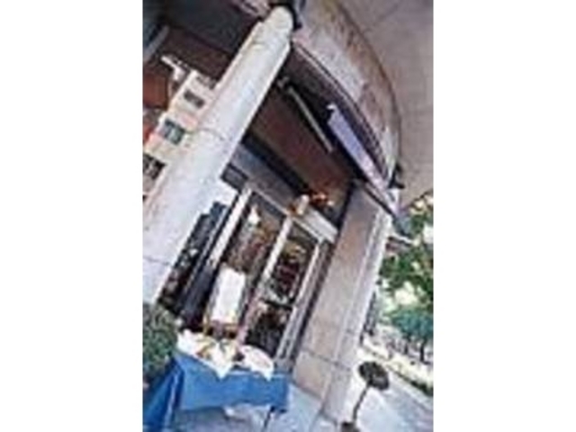 店は歴史的建造物の一部で、重厚感がある_ランチャン アヴェニュー