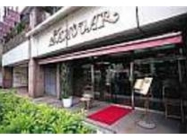 ガラス張りで明るく、入りやすいお店だ_SAMOVAR 馬車道店