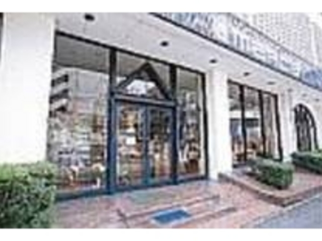 一面ガラス張りで、店内はとても明るい_丸加 伝統横濱スカーフ関内店