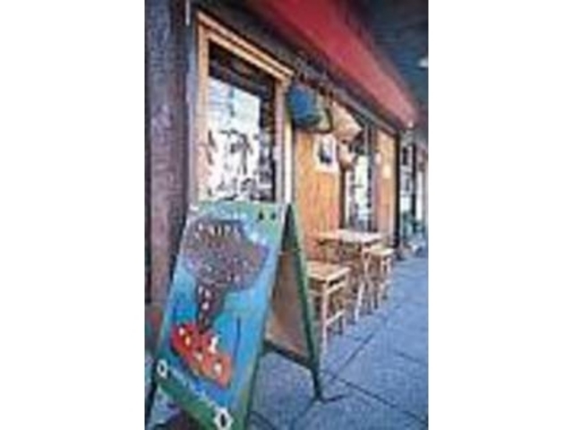 手書きの看板が可愛い。外観も現地風だ_INITY