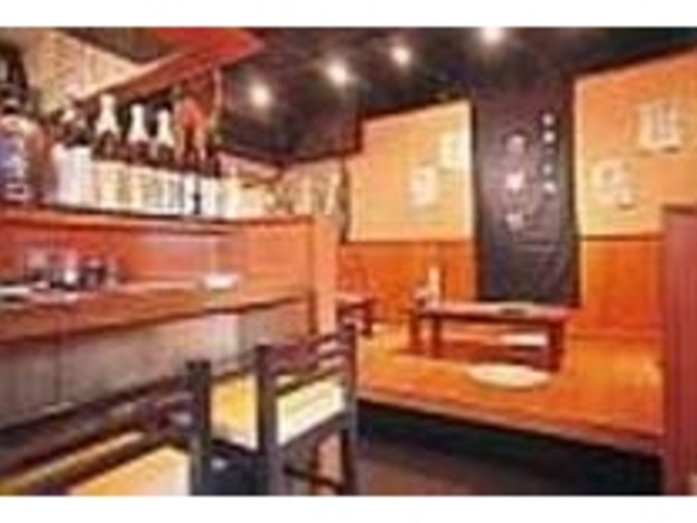 カウンターの上には酒瓶がズラリと並ぶ_酒華菜