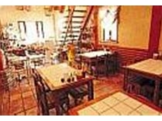 木の風合いを生かした店内で本格カレーを_Restaurant&Zakka HOROHORO