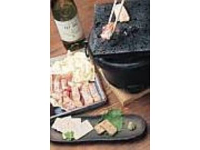富士の溶岩で焼く甲州地鶏は絶品だ_おはじき 本店