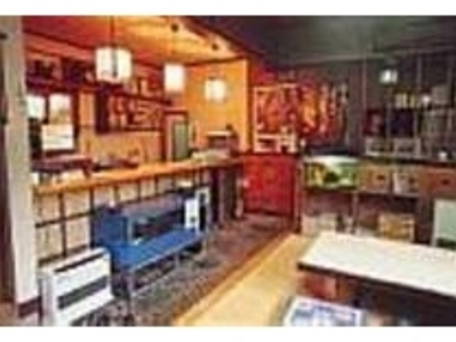 民宿の1階にある店。座敷がメインの店内_亀寿司食堂