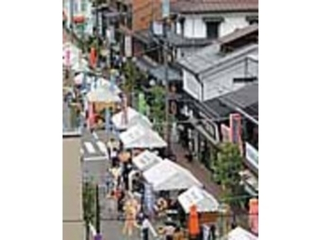 さんまち通りを歩行者天国にして開催される_我楽多市