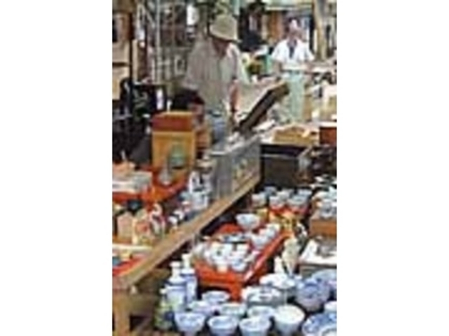 所狭しと並ぶ品、掘り出し物がみつかるかも_我楽多市
